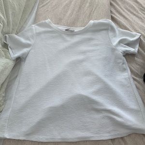 White XS slit back short sleeve